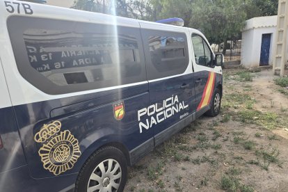 Furgón de la Policía Nacional en Berja esta mañana.