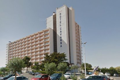 Imagen del Hotel Cavana, en La Manga del Mar Menor, donde un balcón cayó sobre un turista almeriense.