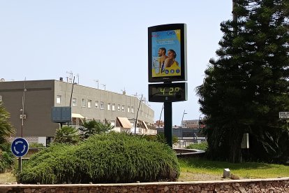 El termómetro marcaba 42 grados a las 16:00 horas de este domingo en la rotonda del Rafael Florido, en Almería capital.