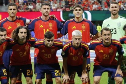 El once de España con el roquetero Álex Baena.