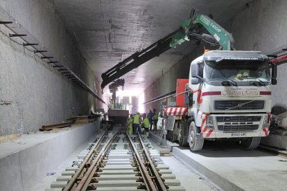 Imagen del montaje de las vías en el túnel de acceso a la Estación de Almería.