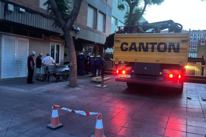 Técnicos trabajan en la avería que ha dejado sin suministro eléctrico al barrio de Altamira.