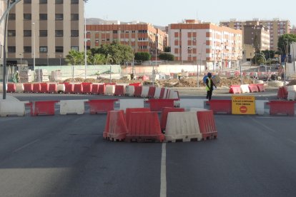 Desde las 9 de la mañana de este miércoles, Día de San Juan, la Avenida del Mediterráneo está cortada sobre el 'cajón' del AVE.