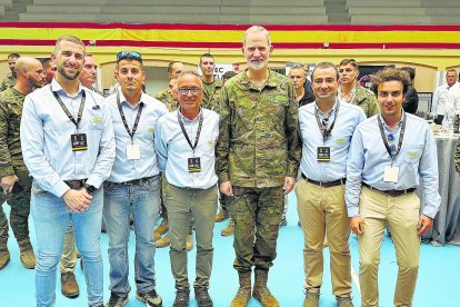 El Rey posa junto al equipo de la empresa almeriense IDM.