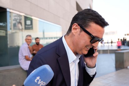 Javier Aureliano García, abandonando los juzgados de Almería tras comparecer por el Caso Mascarillas.