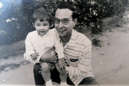 Pedro Soler sosteniendo en brazos a uno de sus hijos durante sus años en Caracas.