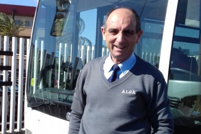 Paco Mañas deja el volante después de 38 años de servicio en los autobuses urbanos de Almería.