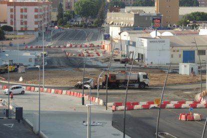 Vista aérea de la nueva rotonda de la Avenida del Mediterráneo y Sierra Alhamilla, prácticamente lista para abrir.