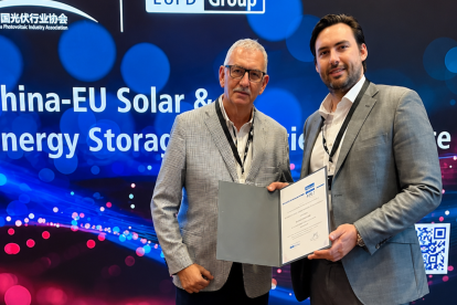 Marc Royen, presidente del grupo, y David Royen, CEO de las empresas, reciben la califación de Platinum Service Partner en Tonglu, China