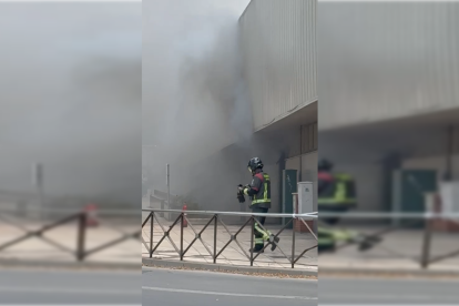 Un bombero trabaja en el incendio en el Rafael Florido.