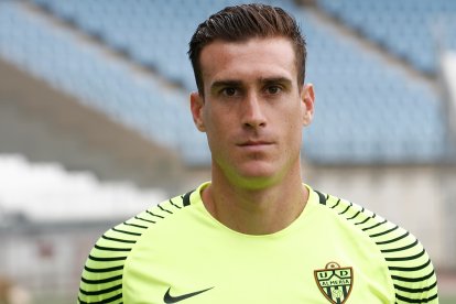 La primera imagen de Fernando nada más aterrizar en el Almería de Ramis.