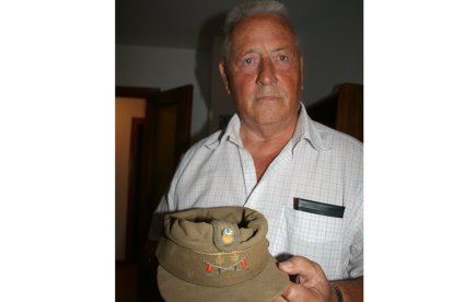 Antonio Unzurrunzaga Marzal con su gorro militar en su casa de Garrucha.