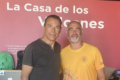 Paco Romero, gestor de la Casa de los Volcanes de Rodalquilar, junto a Antonio Hermosa. Dos defensores del Parque Natural Cabo de Gata-Níjar.