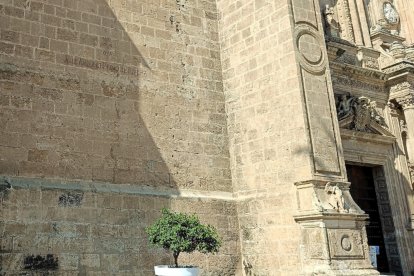 Escudo republicano que preside la fachada del Palacio del Obispo desde 1936