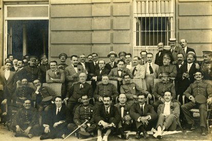 Comensales  que participaron en el banquete de agasajo a los oficiales del Batallón de Córdoba en 1916. Col. Enrique Fernández Bolea.