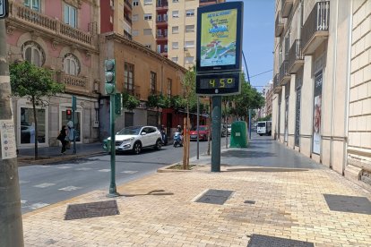 Un termómetro en el centro de la ciudad que marca 45 grados
