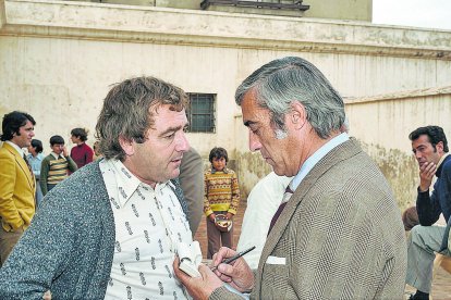 El periodista almeriense Francisco Urrea haciendo las entrevistas después de un partido en el patio de caballos del estadio de la Falange. 1974.