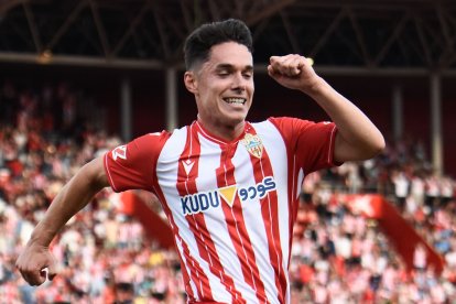 Sergio Arribas (24 años), saldrá del Almería este verano y el Benfica es el mejor colocado para llevarse al centrocampista.