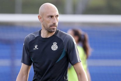 Marc Cabestany en su etapa con el RCD Espanyol Femenino, al que llegó en 2022, en Primera RFEF.