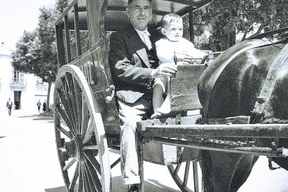 Juan Garrido con el carro cuba con el que iba vendiendo por Almería el agua de Araoz.