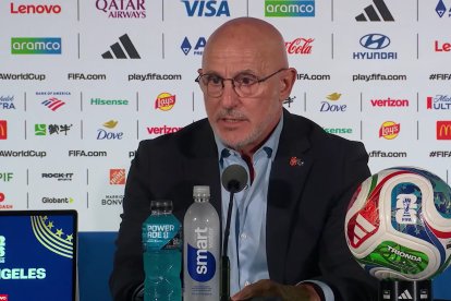 El seleccionador nacional, Luis de la Fuente, en la rueda de prensa en la que recordó a los afectados por el incendio en Almería.
