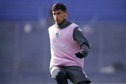 Robertone tiene contrato con Vélez Sarsfield hasta enero de 2027.