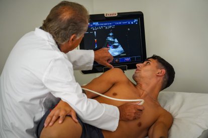 El doctor Rafael Sola Casado, especialista en Cardiología, durante las pruebas a Marcos Luna.