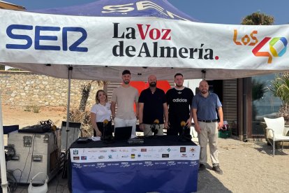 Foto de familia del equipo de la Cadena SER Levante junto a los propietarios del chiringuito I Love Mojácar, Francisco y Alejandro García, y el concejal de Deportes, Obras y Protección Civil, Jesús Montoya.