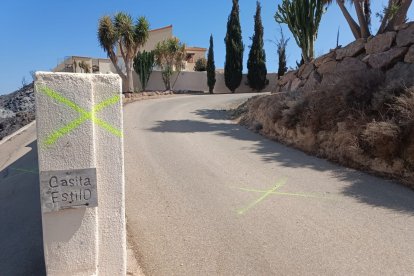 Las X que marcan que una casa del diseminado El Curato, en Bédar, fue hallada sin habitantes en su interior por la Guardia Civil.
