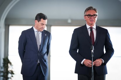 Manuel Gavira junto al presidente de la Junta, Juanma Moreno.