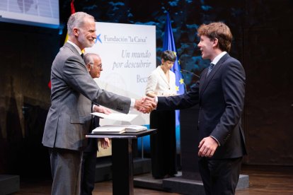 Carlos Amat recibiendo la beca de Fundación La Caixa de manos de Felipe VI.