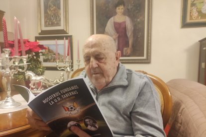 Bernabé en casa leyendo su último libro donde cuenta el nacimiento del Tabernas.