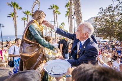 Lavado de cara de Santa Ana en las fiestas de Roquetas de Mar.