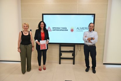 Presentación de la iniciativa del Ayuntamiento de Almería para luchar contra la okupación de viviendas.