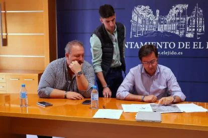 Francisco Góngora, junto a José Francisco Rivera (izquierda), primer teniente de alcalde que asumirá el rol de alcalde en funciones tras la renuncia de Góngora.