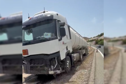 El camión accidentado en la autovía.