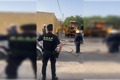 Un momento de la actuación de la Policía Local de El Ejido contra los enganches ilegales de Santa María del Águila.
