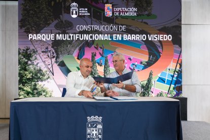 Firma del convenio entre el alcalde de Huércal de Almería y el presidente de Diputación para la construcción del Parque de las Familias de Barrio Visiedo.
