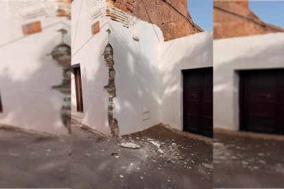 Así quedo la fachada del edificio después del choque de un vehículo en Vícar.