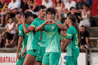 Minsu celebrando uno de los dos goles que le hizo al Olot.