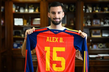 Álex Baena posa para LA VOZ con la camiseta de España.