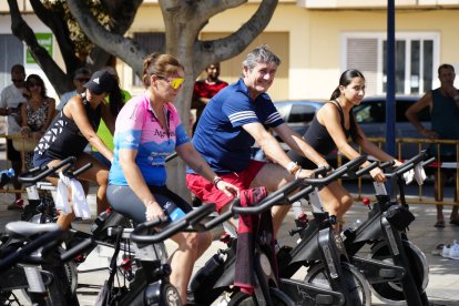 El paseo marítimo de Adra acoge con éxito la II edición del evento solidario de ciclismo.