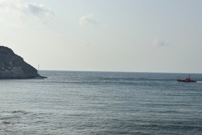 Un velero encalla en las rocas en Cala Higuera