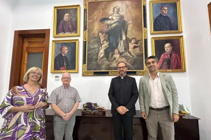 Firma del convenio entre la Asociación Profesional de Guías Intérpretes de Turismo y Patrimonio de Almería (AGIP), el Obispado y el Ayuntamiento.