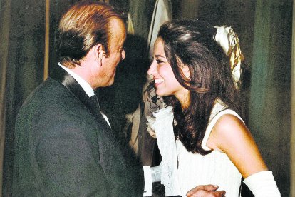 La elección de Miss Feria en la Alcazaba reunía a lo más granado de la sociedad almeriense. En la foto, de 1975, el alcalde Ugena con la miss Teresa Estévez Vértiz.