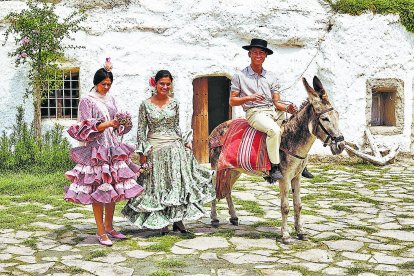 Para darle más tipismo al Mesón Gitano se organizaban fiestas flamencas con muchachas ataviadas con vestidos de sevillanas donde no faltaba el típico burro de la tierra.