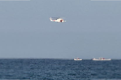 Imagen del helicóptero de Salvamento Marítimo frente a la playa de San José, el pasado viernes.