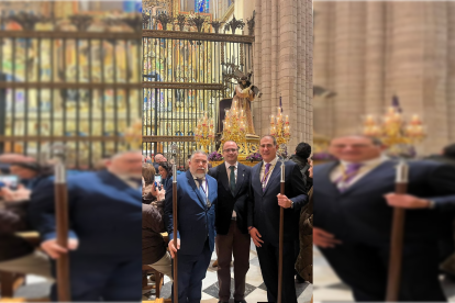 José Alberto Fernández (centro), nuevo director del Museo Salzillo, acompañado por la representación del Paso Morado de Huércal-Overa en la Catedral de Murcia el pasado mes de febrero, ante Nuestro Padre Jesús.