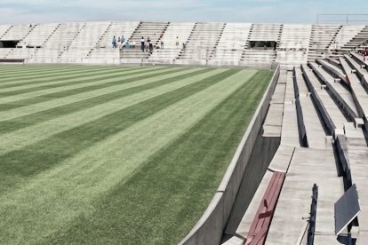 A comienzos del verano de 1976, el nuevo campo de fútbol estaba en obras pero ya presentaba un césped impecable que no volvimos a ver nunca más.