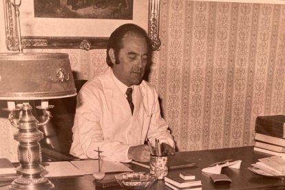 Doctor Martínez Muley en su consulta de la calle Poeta Durbán de Almería